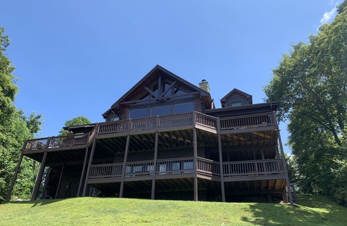 Pisgah Forest House | Amazing Mountain Views - 5 Bedrooms. 4.5 bathrooms