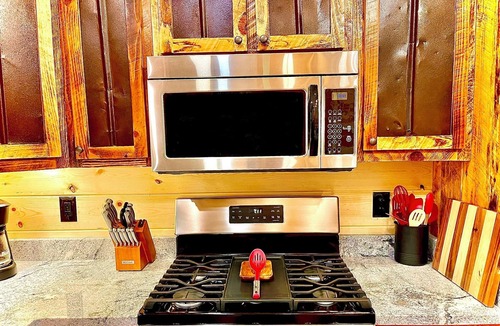 Murphy Cabin | *Amazing Mountain Views at the 2-Story Highland Hideaway*