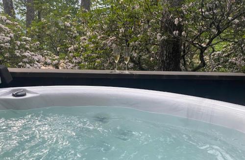 Cashiers Apartment | Amazing Mountain Views with Private Hot Tub!
