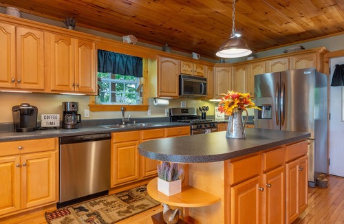 Spruce Pine Cabin | Amazing Mtn Views, Hot Tub+Fire Pit, High Speed WiFi, Gas Log Fireplace, Grill!