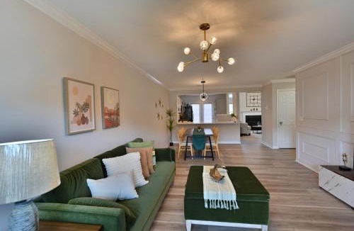 Greensboro Apartment | Amazing Renovated Townhouse