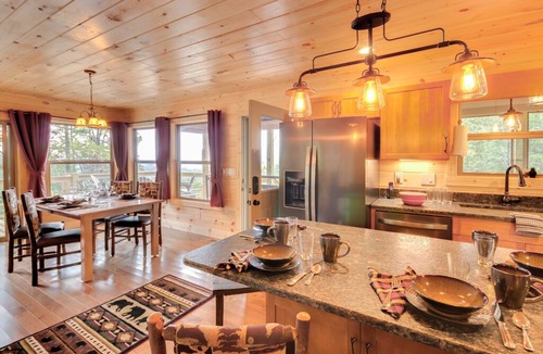 Bryson City Cabin | Amazing views! Minutes to white water rafting and Bryson City
