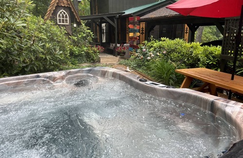 Newland Cabin | Amazing Whimsical Mtn Cabin! Pet Friendly, Hot Tub, Fireplace, Winery, Skiing