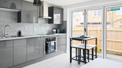 Cambridge House | AMETHYST - 4br all with ensuite & parking