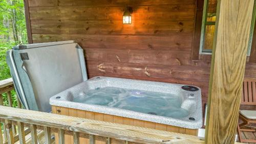 Fleetwood House | Among the Laurels- Private Hot Tub and Fire Pit