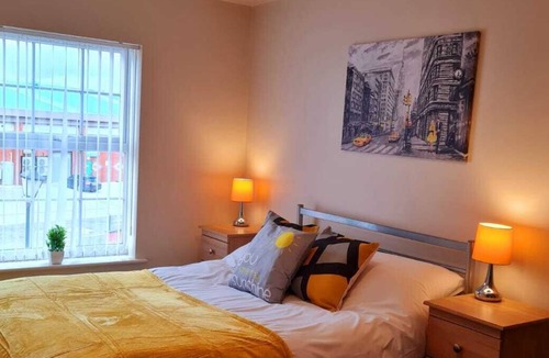 Warrington Apartment | Ample Comforts - 2 bedroom, Cozy Apartment Sleeps 4. Central Warrington. Free Se