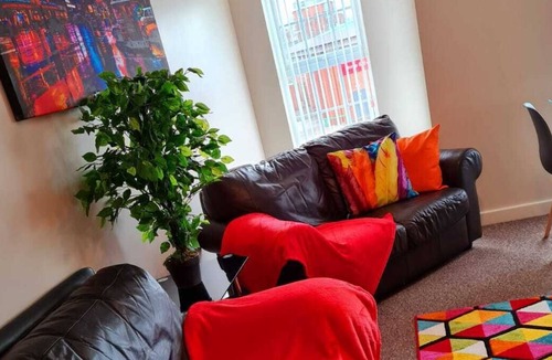 Warrington Apartment | Ample Comforts - 2 bedroom, Cozy Apartment Sleeps 4. Central Warrington. Free Se