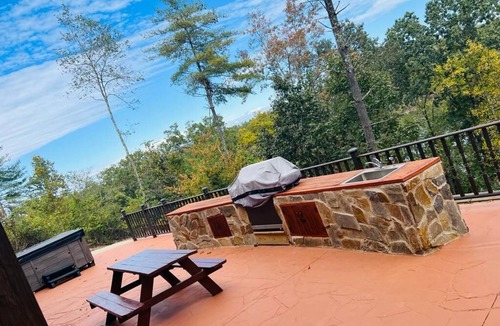 Valdese House | An entire place for family and friends, Pet-Friendly