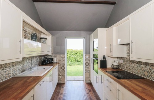 Devizes Cottage | ANNEX AT BARNFIELD HOUSE, pet friendly, with open fire in Devizes