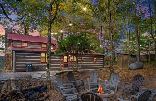 Wolf Laurel Cabin | Antique Log at Wolf Laurel Resort - Ride-Ski the Wolf, Hike, Golf, Swim, Tennis