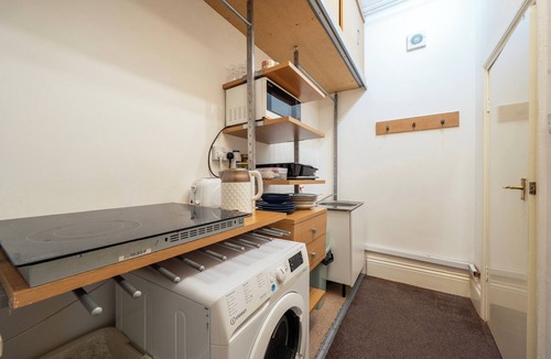 Edgbaston Apartment | Apartment Sleeps 7 - Pets, Free Parking & WiFi