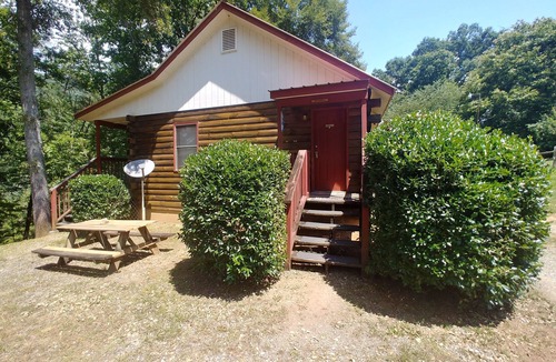 Cherokee Cabin | Appaloosa One is Minutes away from Downtown Cherokee & Harrah's Casino.