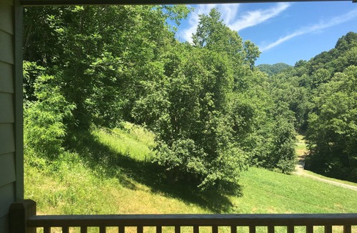 Hot Springs Cabin | Apple Cabin On The Creek-Mountain Getaway