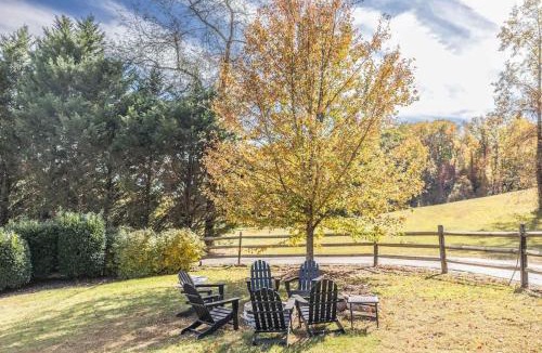 Hendersonville House | Apple Valley Gables-Cozy mountain home with views
