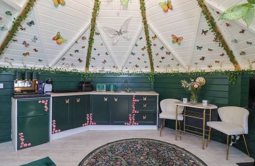 Dolphin Cottage | Applejacks Orchard