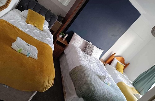 Gateshead Apartment | Apt - Sleeps 10 - Parking - Ideal for Contractors