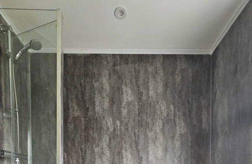 Brackley Apartment | Apt4: Comfortable modern open-plan 1st floor flat