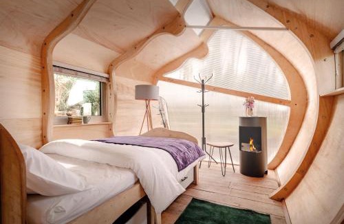 Market Drayton House | Architect-Designed Quiet Canal Cabin, Dogs Welcome