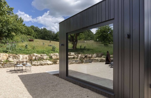 Whittington Cabin | Architectural gem on an acclaimed cotswold farm /1