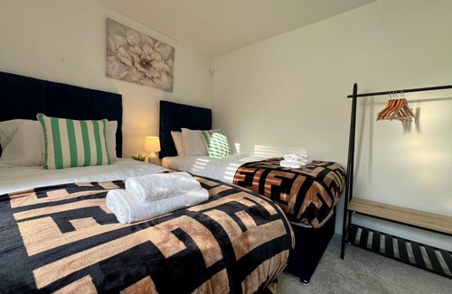 Hemel Hempstead Apartment | Argus 4-Bed Haven, Contractor, Families, Industrial Area