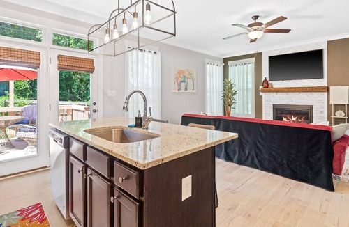 East Durham House | Art Deco Home mins to DT Durham-Duke-RDU sleeps 8