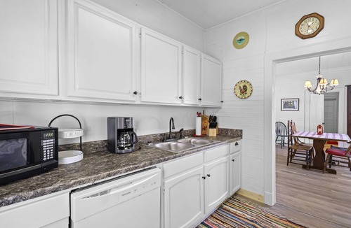 Warrensville Cottage | Arthur's Creekside, Cozy 2 Bed, 1 Ba, 8 min to West Jefferson