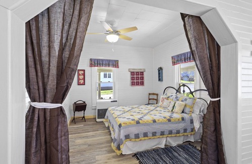 Warrensville Cottage | Arthur's Creekside, Cozy 2 Bed, 1 Ba, 8 min to West Jefferson
