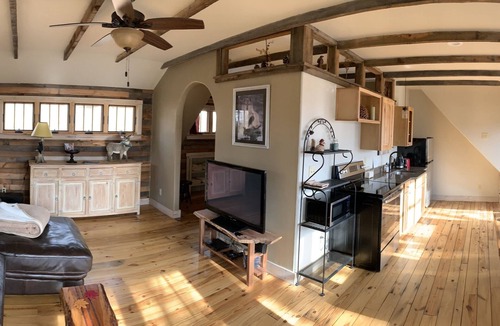 Skyland Bed & Breakfast | ARTSY MOUNTAIN VIEW LOFT