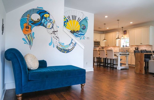 East Nashville House | Artsy Nashville Retreat 5 Min to Broadway + HotTub