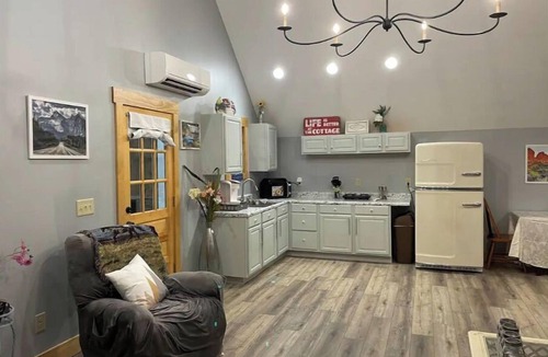 Greensboro Cottage | Arya’s cottage - NO SMOKING