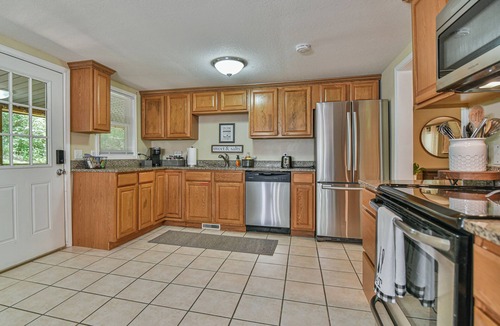 Alexander House | Asheville Creekside, 15 mins 2 Downtown, Hot Tub/Fire Pit/Fenced Yard for dogs!