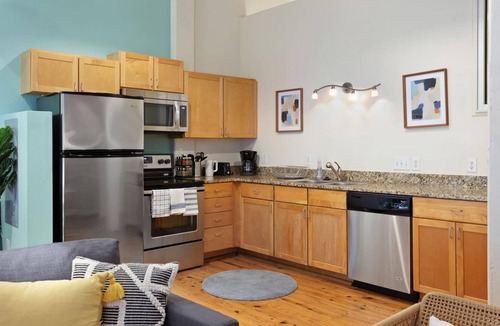 Downtown Apartment | ASK FOR Discount-2br Hip Apt Apple TV Fastwifi