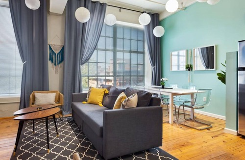 Downtown Apartment | ASK FOR Discount-2br Hip Apt Apple TV Fastwifi