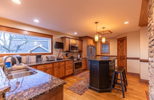 Boone House | Aspen Memories - Stunning Mountain Views, Hot Tub, Pool Table, great location!