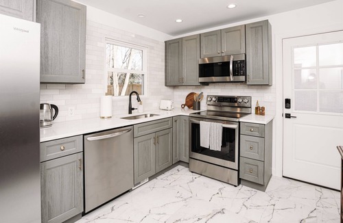 Matthews House | AstoriaHaus Walking Distance to DT Matthews