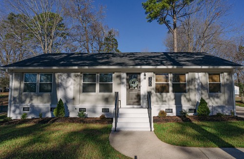 Matthews House | AstoriaHaus Walking Distance to DT Matthews