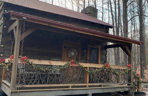 Hendersonville Cabin | Authentic 1850’s Settlers cabin High Speed Internet