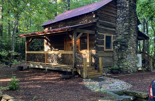 Hendersonville Cabin | Authentic 1850’s Settlers cabin High Speed Internet