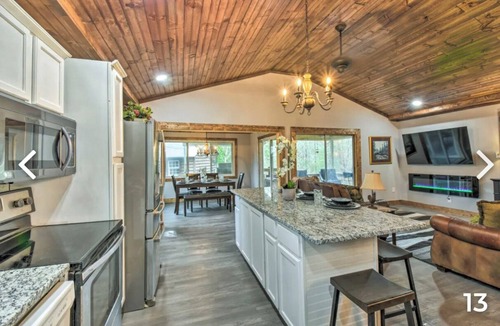 Otto Cabin | Autumn Lodge with Tree House Hot Tub and Hame Room