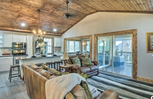 Otto Cabin | Autumn Lodge with Tree House Hot Tub and Hame Room