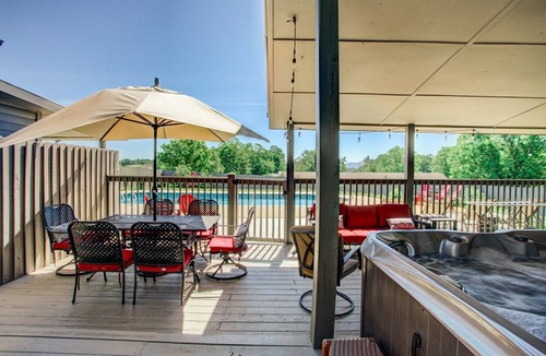 Arden House | Avery's Creek: Private swimming pool! Close to Asheville & Biltmore Park. Family & group FUN!