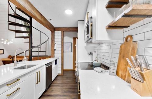Hendersonville House | Awesome A-frame unique hot tub, fire pit game garage
