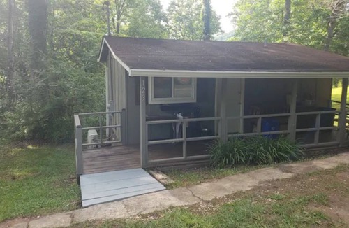 Qualla Cabin | *Baby Bear* Bear-A-Dice CABIN Hot tub, firepit, BBQ hiking trails near Cassino