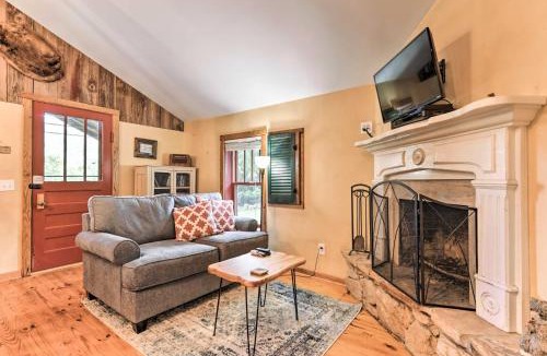 Clyde Apartment | Baby Bear Clyde Cabin on Mountain Farm!