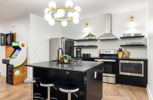 Historic Edgefield Hotel | Bachelor Loft w/Air Hockey, Balcony & Rooftop | Mins to Broadway and Downtown