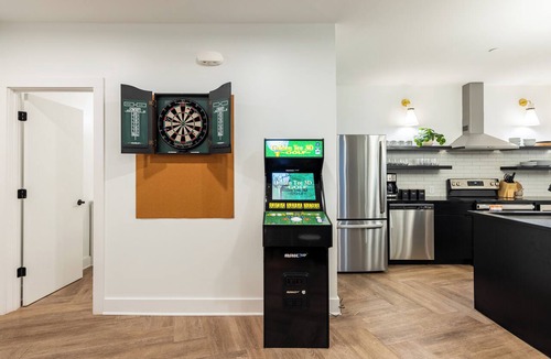 Historic Edgefield Hotel | Bachelor Loft w/Air Hockey, Balcony & Rooftop | Mins to Broadway and Downtown