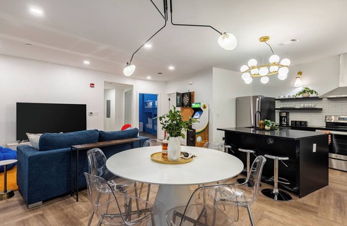 Historic Edgefield Hotel | Bachelor Loft w/Air Hockey, Balcony & Rooftop | Mins to Broadway and Downtown
