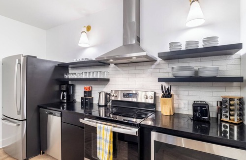 Historic Edgefield Hotel | Bachelor Loft w/Air Hockey, Balcony & Rooftop | Mins to Broadway and Downtown