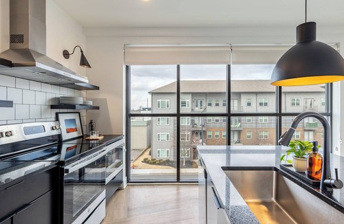 Historic Edgefield Hotel | Bachelor Party Pad, 5 Minutes to Broadway + Private Balcony | Last Call