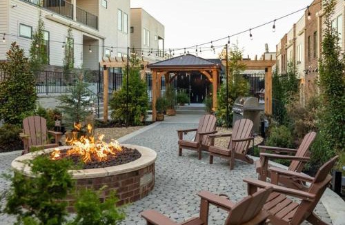 Historic Edgefield Apartment | Bachelorette Dream | 2 Units | 8 Kings + 8 Baths
